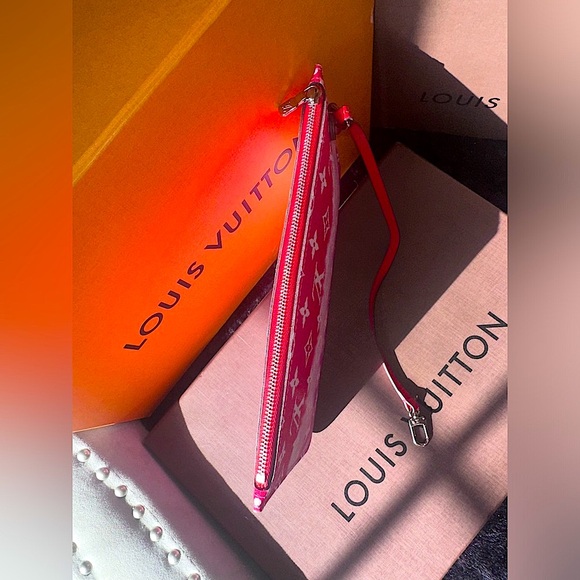 ❤️ Louis Vuitton Limited Edition Summer Escale Rouge Neverfull Wristlet Pochette - Picture 9 of 16